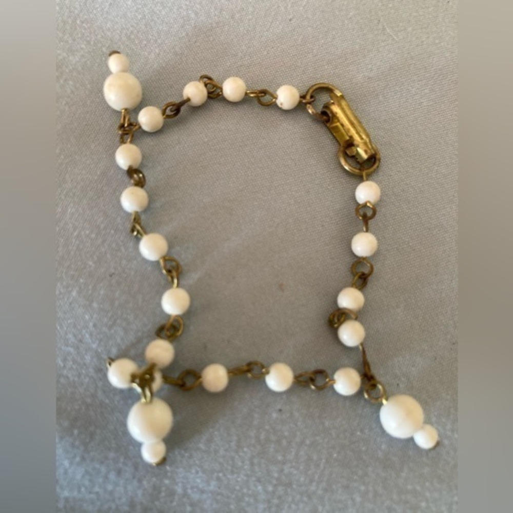 White and gold colored beaded bracelet